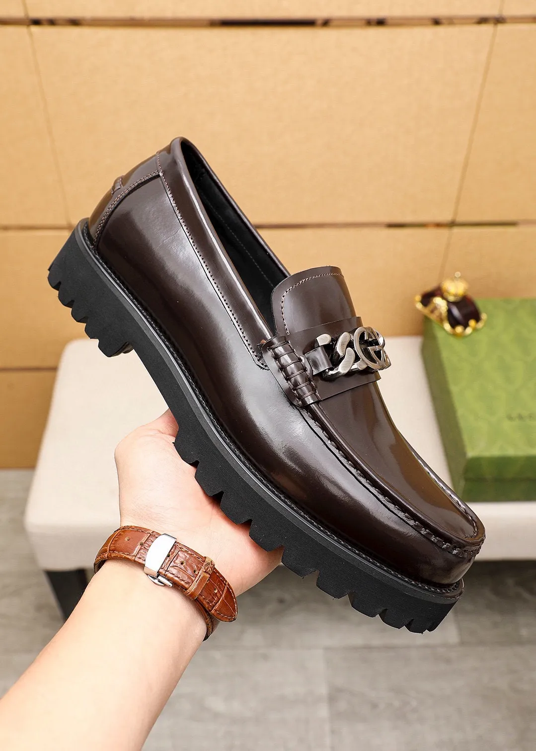 Men's shoes 💰460 💐 Product trademark: GUCCI "Gucci" casual leather shoes Regular size: 39-44 (38.45🉑️customized) Product materials: Selected imported first-layer open-edge beaded cowhide upper + luxury hardware buckle, imported water-dyed cowhide leather lining. Strong three-dimensional visual effect, foam outsole Color: 2⃣️colors available